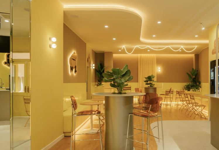 Interiorismo comercial de cafetería contemporánea Young Coffee