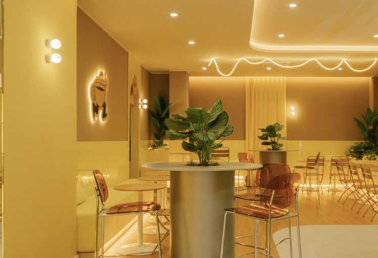 Interiorismo comercial de cafetería contemporánea Young Coffee
