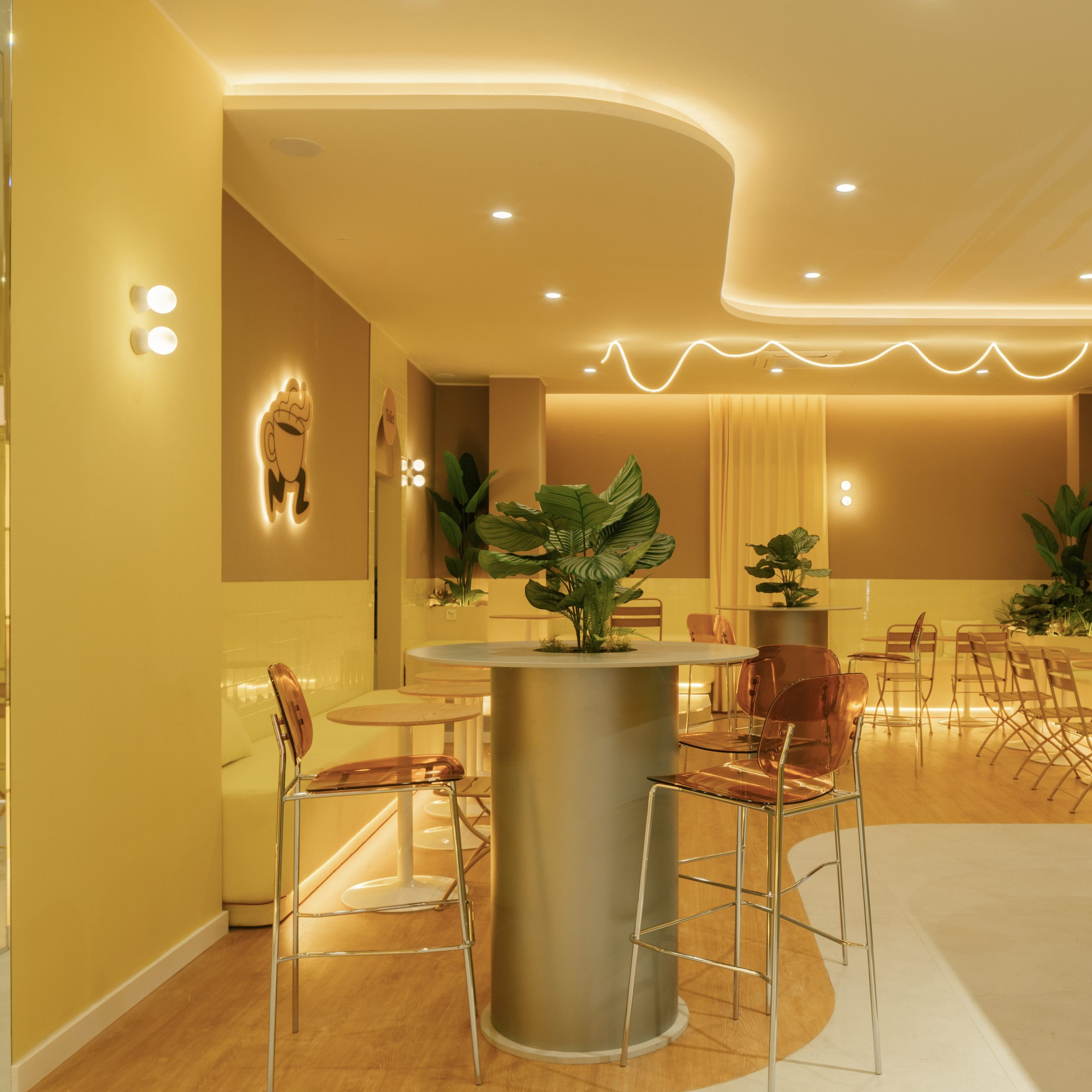 Interiorismo comercial de cafetería contemporánea Young Coffee