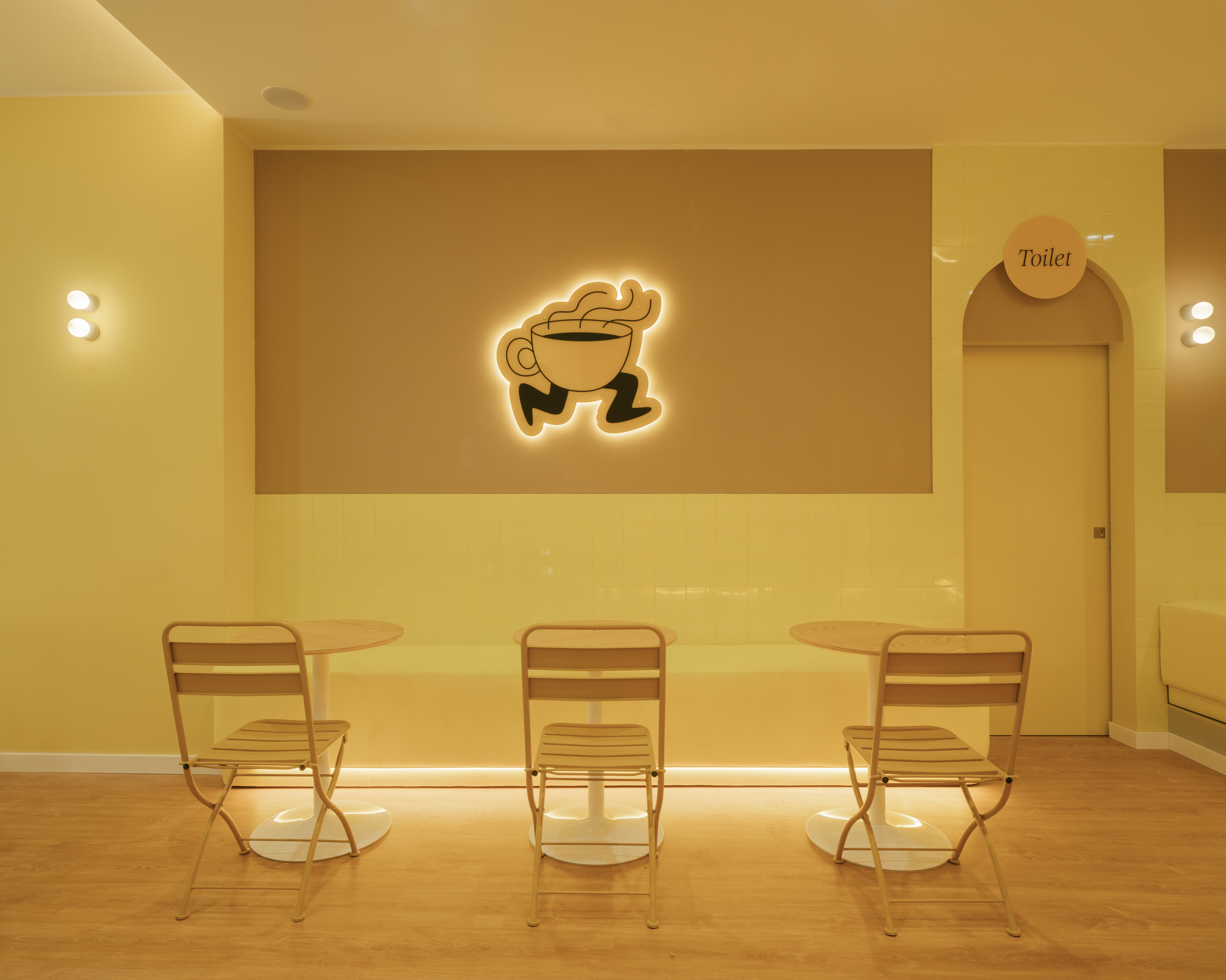 Interiorismo cafetería contemporánea tonos amarillos