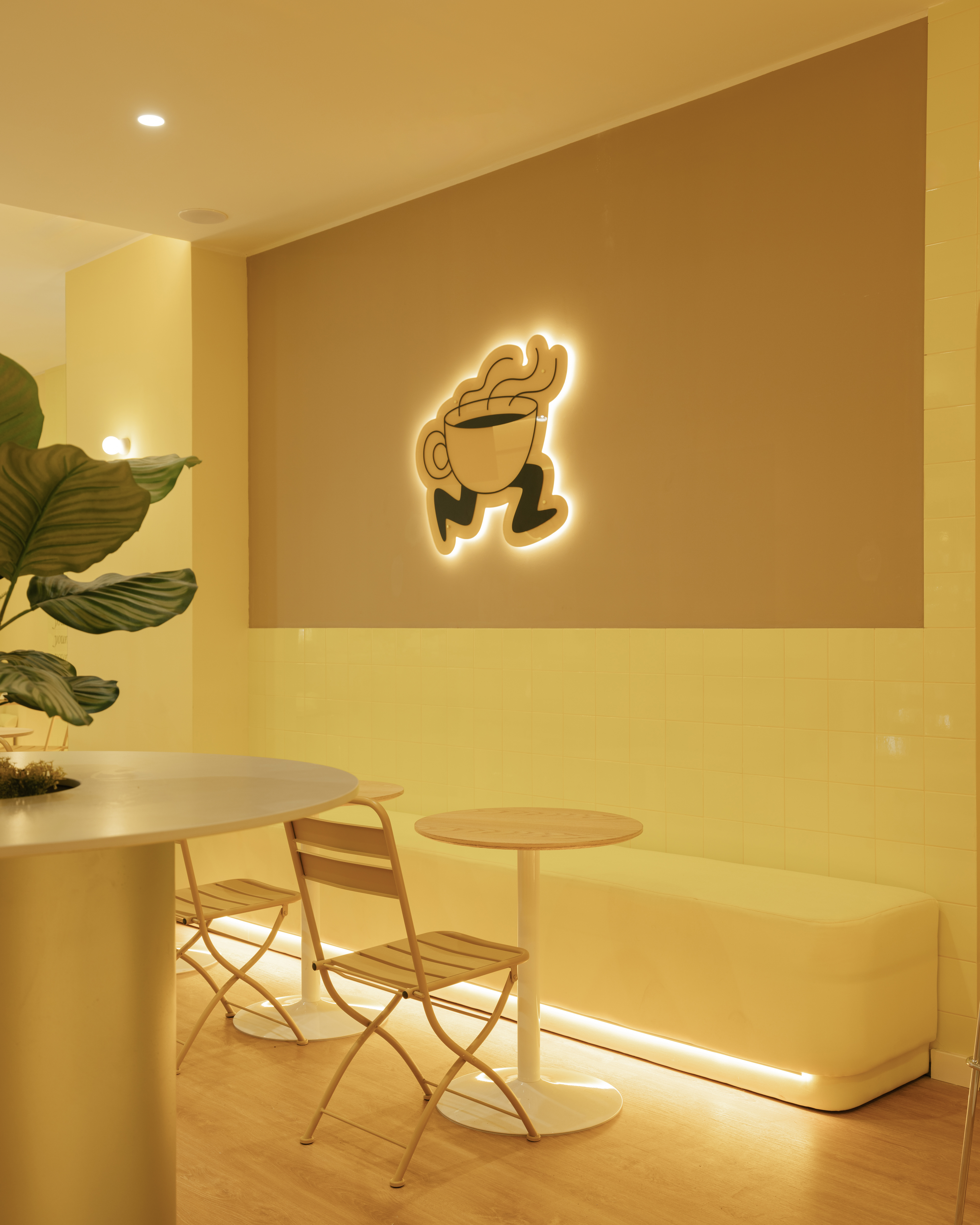 Interiorismo cafetería contemporánea Young Coffee