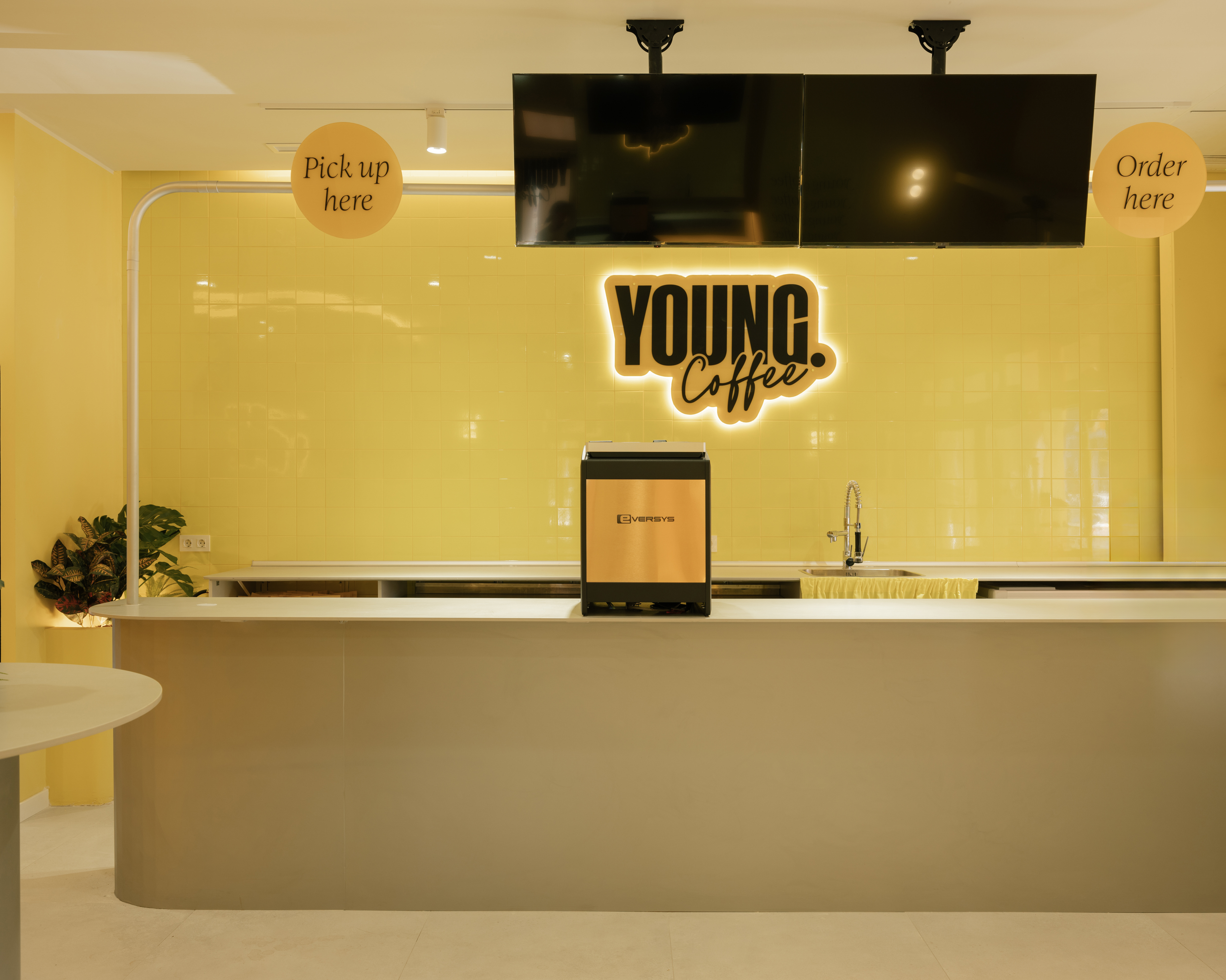 cafetería contemporánea Young Coffee en tonos amarillos