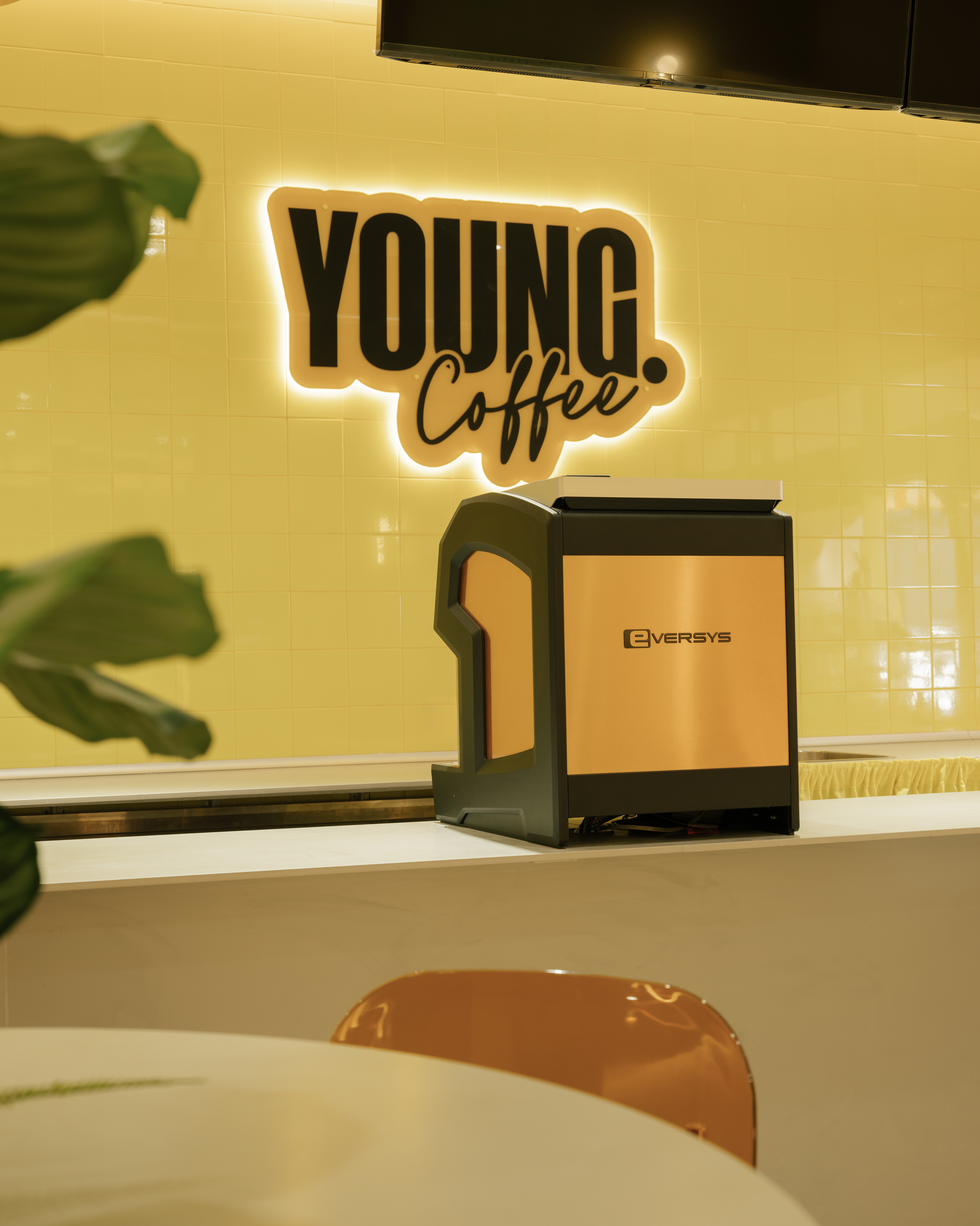 Young Coffee en tonos amarillos